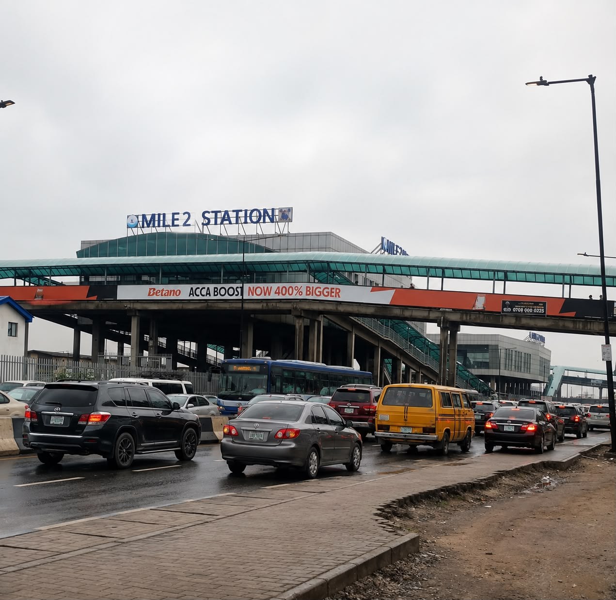 Pedestrian bridge facing Alaba onward Lagos Island — Bridge panel